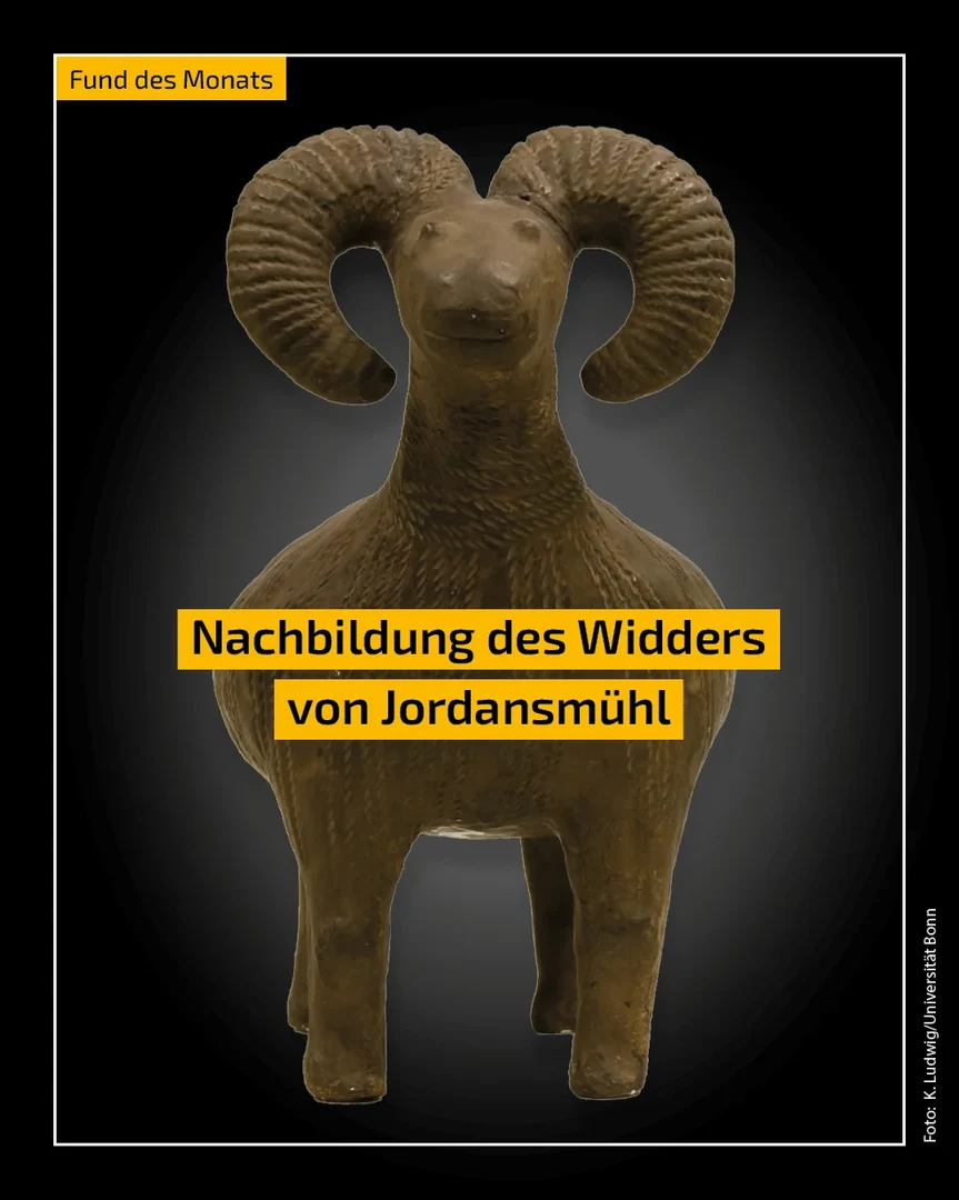 Eine Wissenschaftlerin und ein Wissenschaftler arbeiten hinter einer Glasfassade und mischen Chemikalien mit Großgeräten.