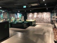 Blick in den Eingang ins Ägyptische Museum im 3. OG des Uni-Hauses P26 (Foto F. Förster).jpeg