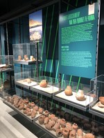 Abb. 2 Teil des Ausstellungsbereiches zu den Bonner Forschungen auf der Qubbet el-Hawa (Foto F. Förster)