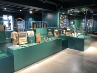 Abb. 4 Vitrinen zu Totenkult und Begräbnisausstattung; im Hintergrund das _Kabinett des Sammelns_ (Foto F. Förster)