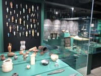 Abb. 9 Blick auf die Keramik Uschebti und Paletten Vitrine und Schönheit und Zeitvertreib Vitrine (Foto F.  Förster)