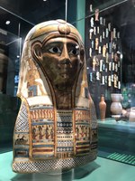 Abb. 11 rechte Totenmaske aus der Vitrine Totenkult