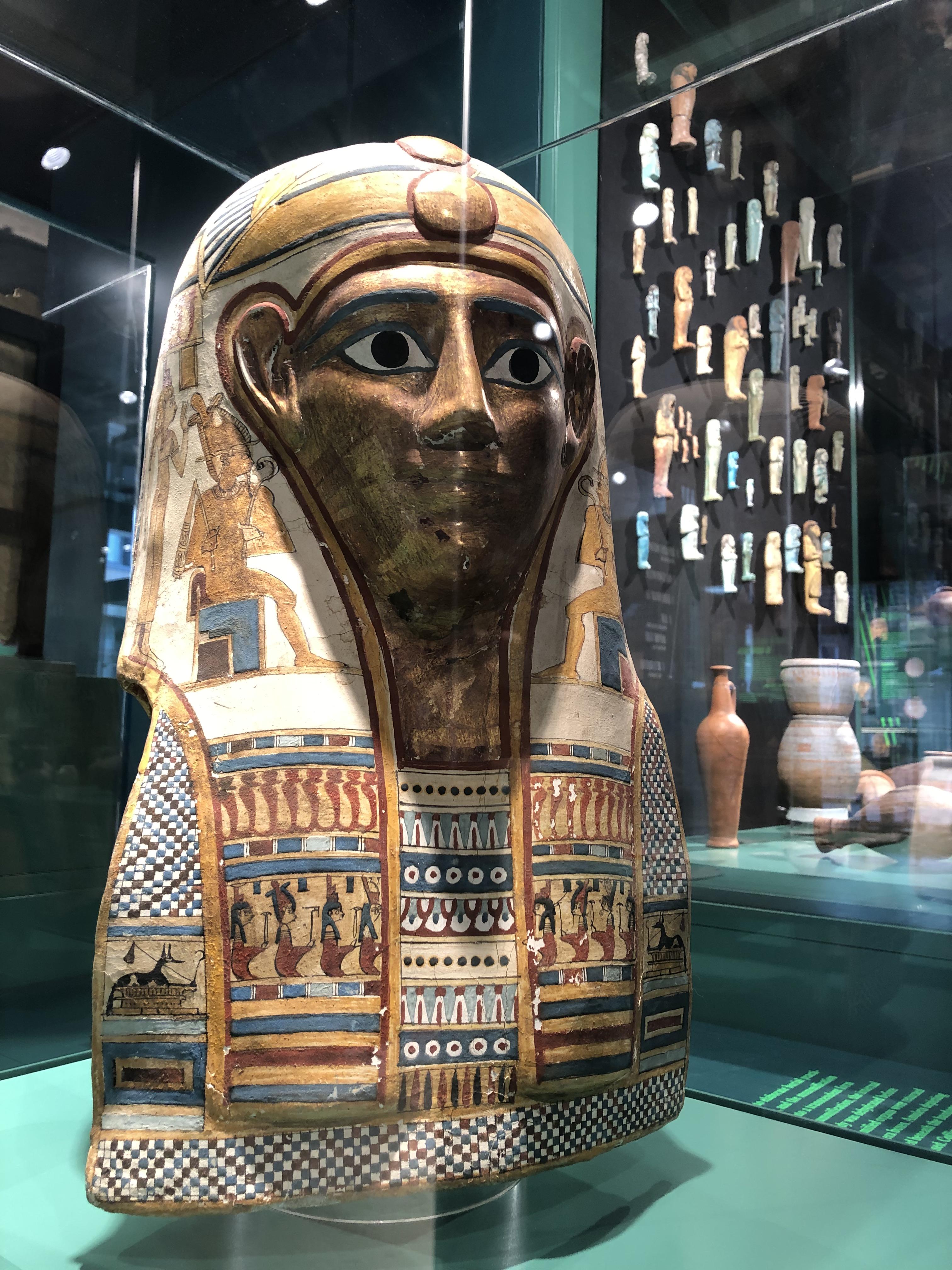 Abb. 11 rechte Totenmaske aus der Vitrine Totenkult