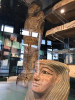 Abb. 14 Blick auf die Särge in der Vitrine Totenkult