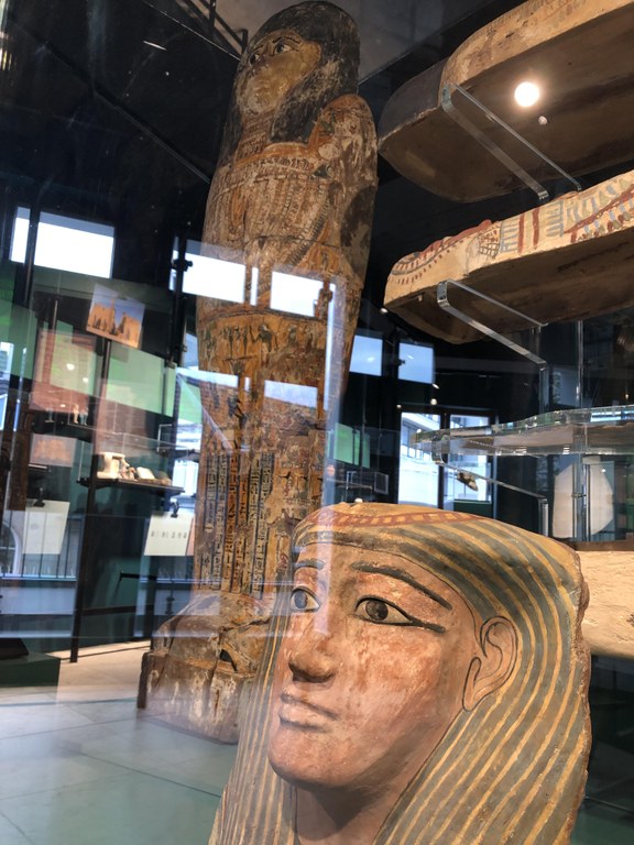 Abb. 14 Blick auf die Särge in der Vitrine Totenkult