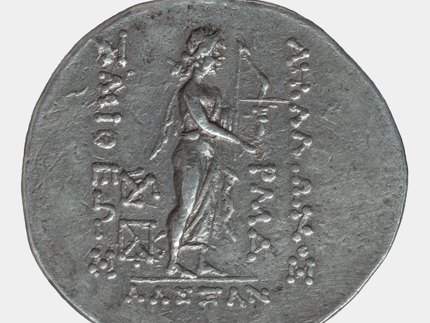 Eine Wissenschaftlerin und ein Wissenschaftler arbeiten hinter einer Glasfassade und mischen Chemikalien mit Großgeräten.