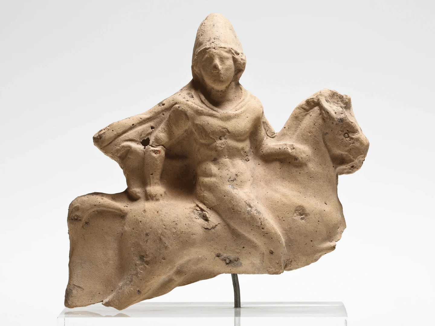 Eine Wissenschaftlerin und ein Wissenschaftler arbeiten hinter einer Glasfassade und mischen Chemikalien mit Großgeräten.