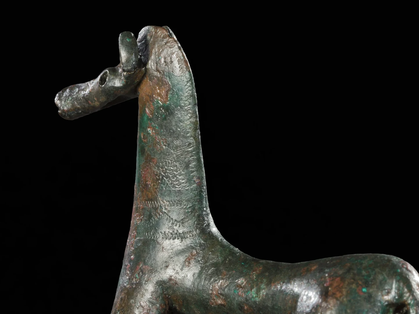 Eine Wissenschaftlerin und ein Wissenschaftler arbeiten hinter einer Glasfassade und mischen Chemikalien mit Großgeräten.