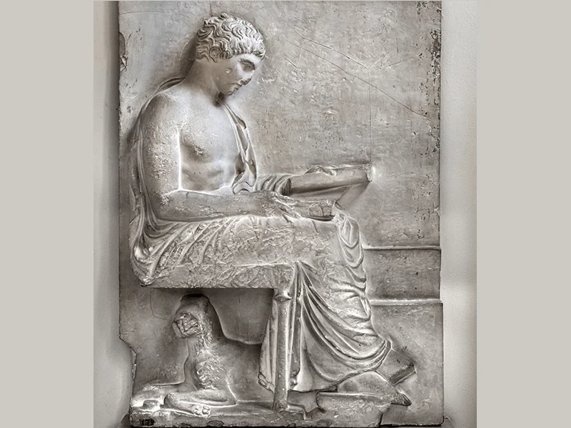 Eine Wissenschaftlerin und ein Wissenschaftler arbeiten hinter einer Glasfassade und mischen Chemikalien mit Großgeräten.