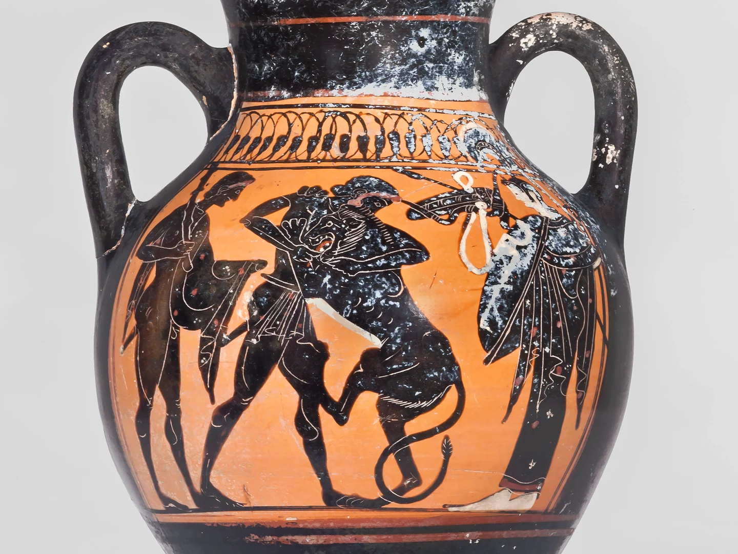 Eine Wissenschaftlerin und ein Wissenschaftler arbeiten hinter einer Glasfassade und mischen Chemikalien mit Großgeräten.